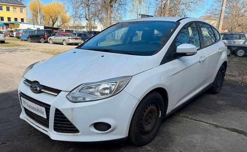 Gebraucht Ford Focus Trend 125 PS (91 kW) 2012 Weiß Limousine