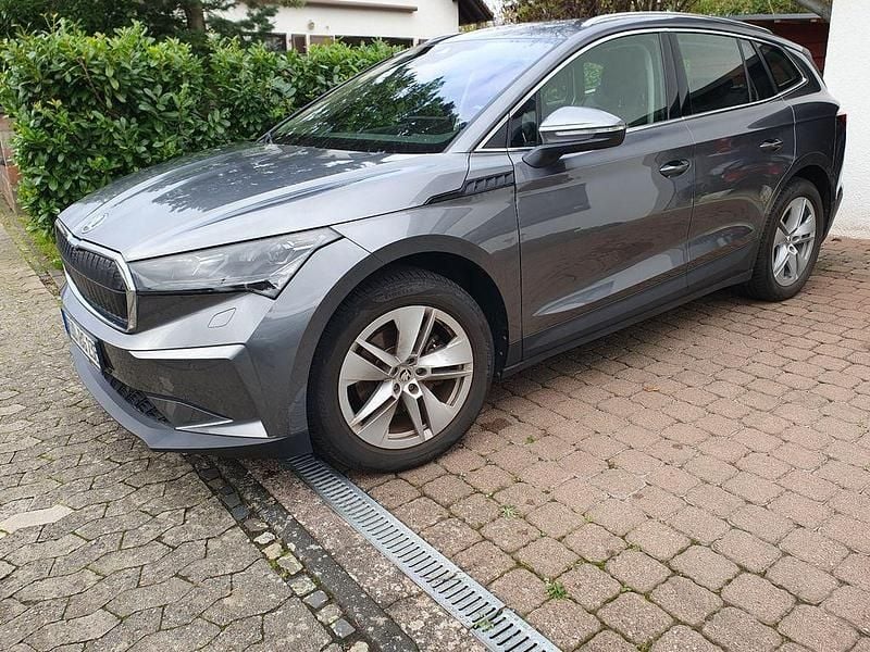 Grau Gebraucht 2023 Skoda Enyaq iV SUV | 29.500 € (Superpreis) - Bild 1/4