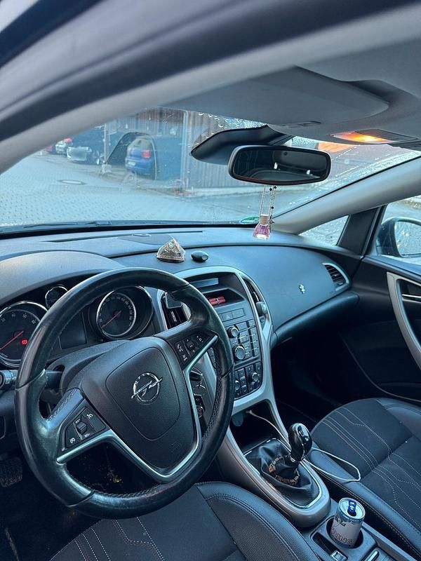 Gebraucht Opel Astra 140 PS (102 kW) 2012 Schwarz Kleinwagen