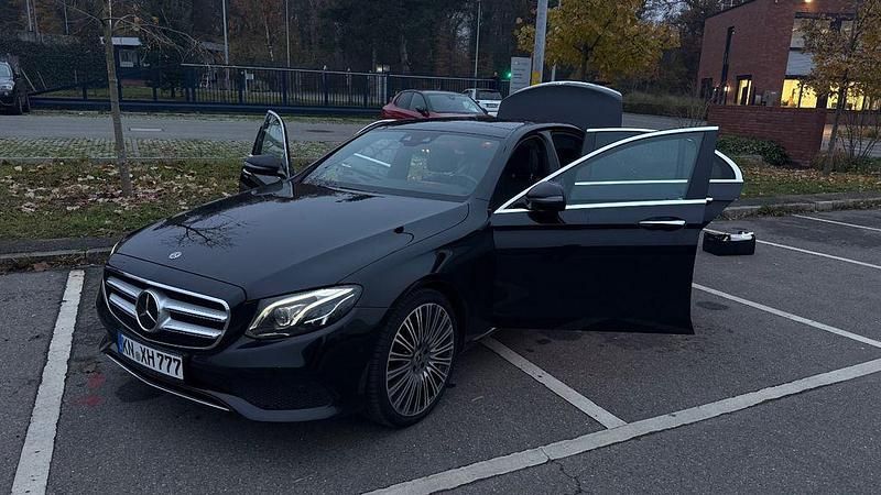 Schwarz Gebraucht 2017 Mercedes E220 Avantgarde Limousine | 34.999 € - Bild 1/4