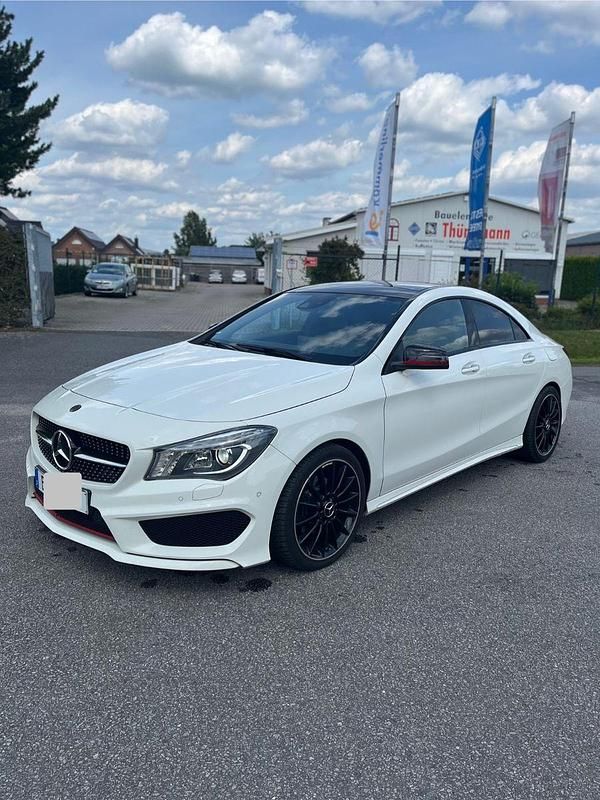 Weiß Gebraucht 2015 Mercedes CLA200 AMG Coupé | 18.490 € (Fairer Preis) - Bild 1/4