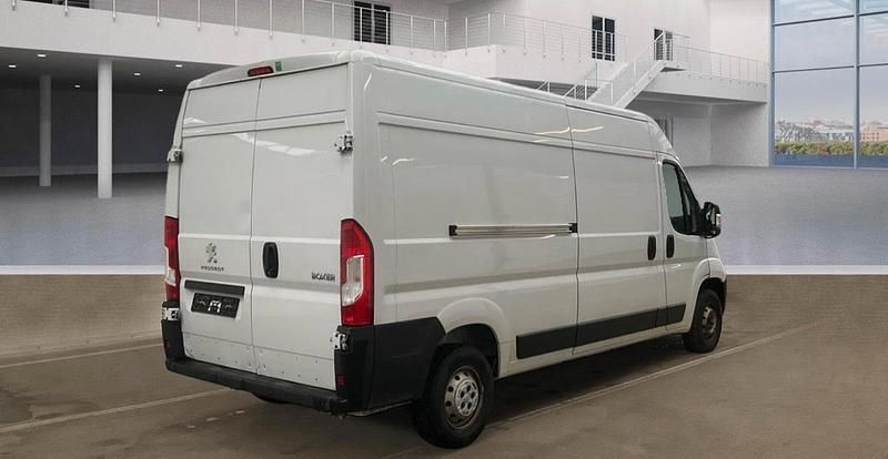 Gebraucht Peugeot Boxer 140 PS (102 kW) 2023 Silber Van