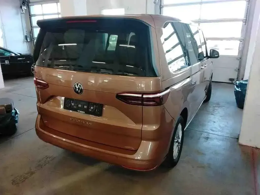 Gebraucht VW Multivan 136 PS (100 kW) 2022 Copper bronze metallic Van / Kleinbus