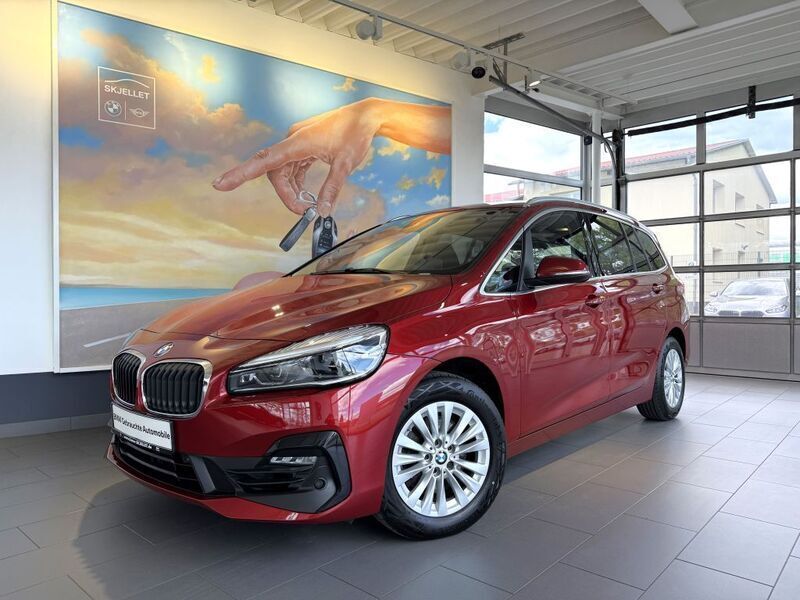 Flamencorot brillanteffekt met Gebraucht 2020 BMW 218 Gran Tourer Van / Kleinbus | 20.720 € (Fairer Preis) - Bild 1/4
