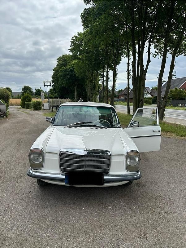 Weiß Gebraucht 1974 Mercedes W114 Limousine | 10.000 € - Bild 1/4