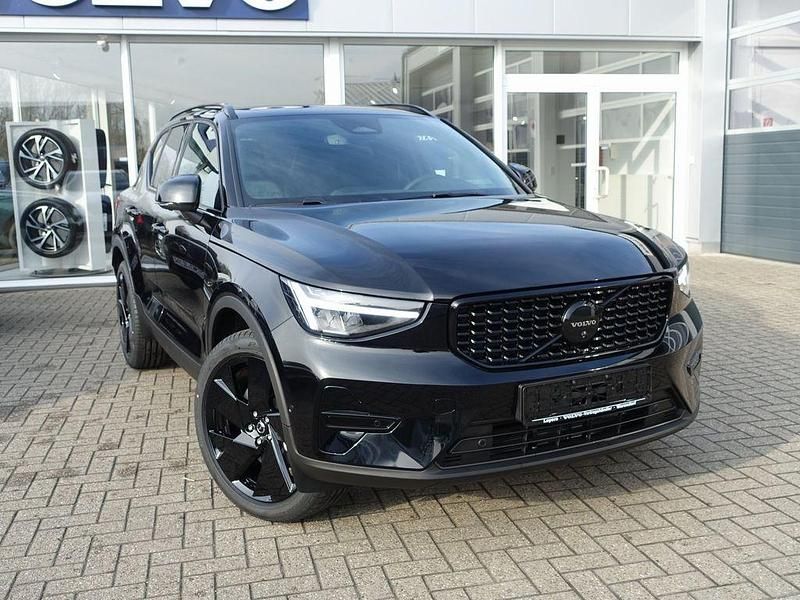 Neu Volvo XC40 Plus 163 PS (119 kW) 2025 Schwarz SUV