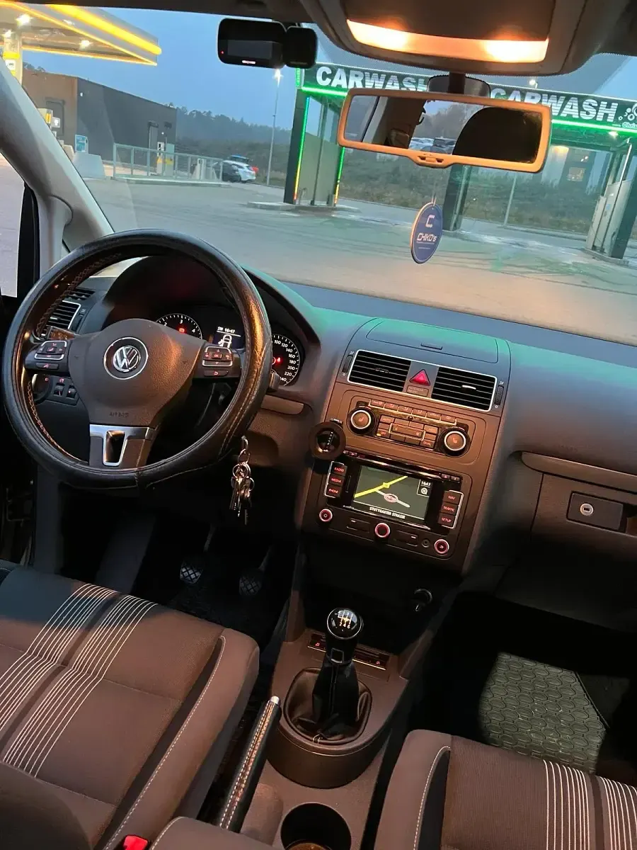 Używany VW Touran 140 KM (102 kW) 2012 Beżowy Minivan
