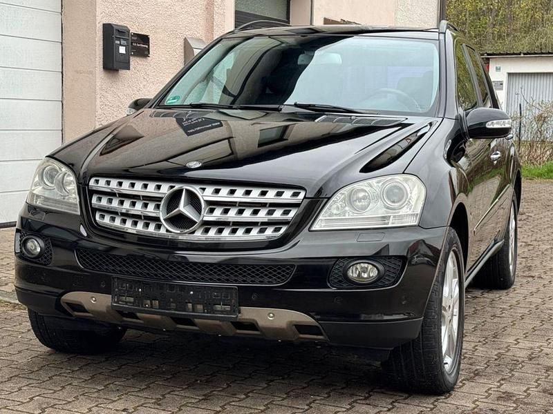 Second-hand Mercedes ML320 224 CP (164 kW) 2007 Negru SUV