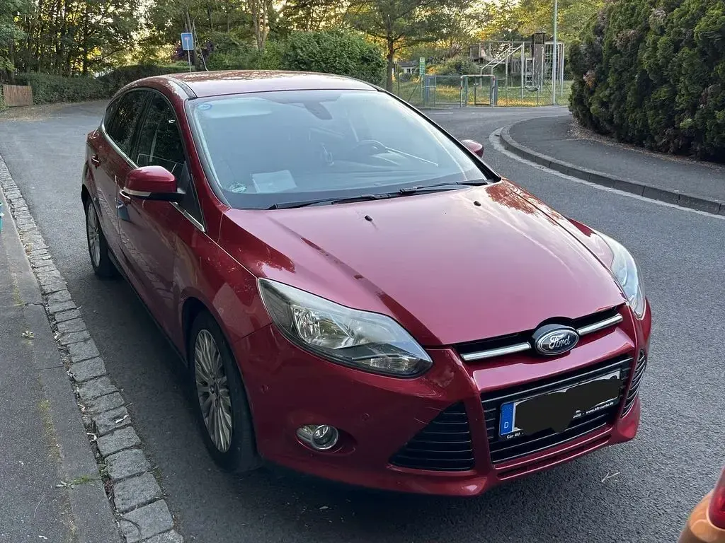 Gebraucht Ford Focus Titanium 125 PS (91 kW) 2012 Rot Limousine