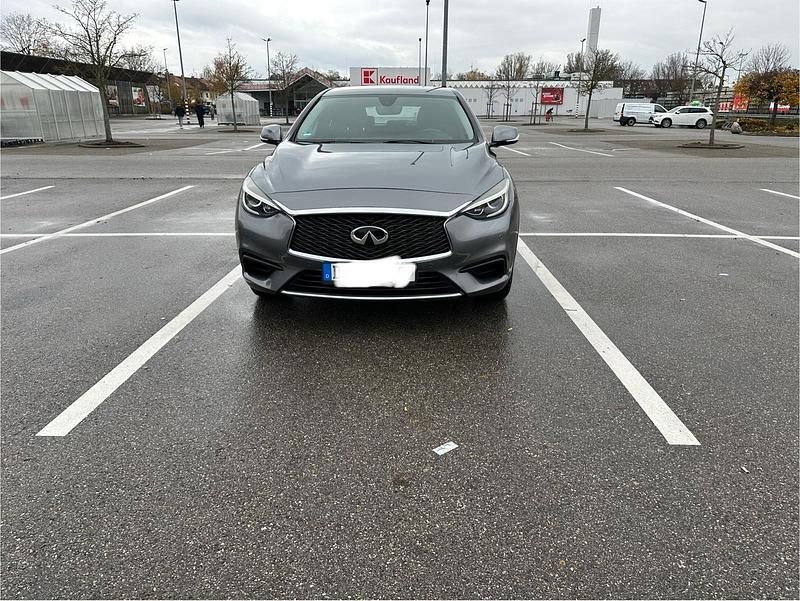 Grau Gebraucht 2015 Infiniti Q30 Limousine | 9.900 € - Bild 1/4