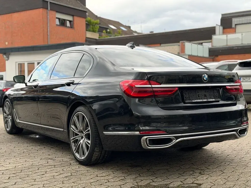 Gebraucht BMW 740 Performance 320 PS (235 kW) 2016 Black sapphire metallic Limousine