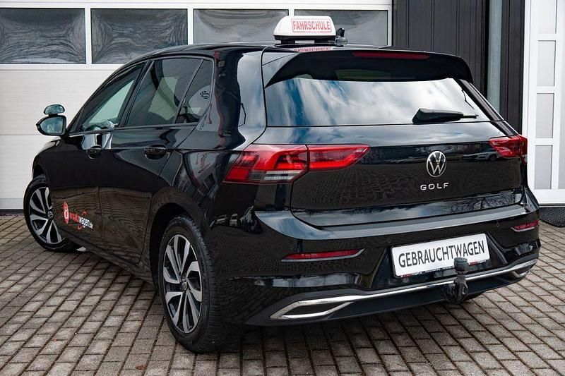 Gebraucht VW Golf VII Active 150 PS (110 kW) 2021 Schwarz Kleinwagen