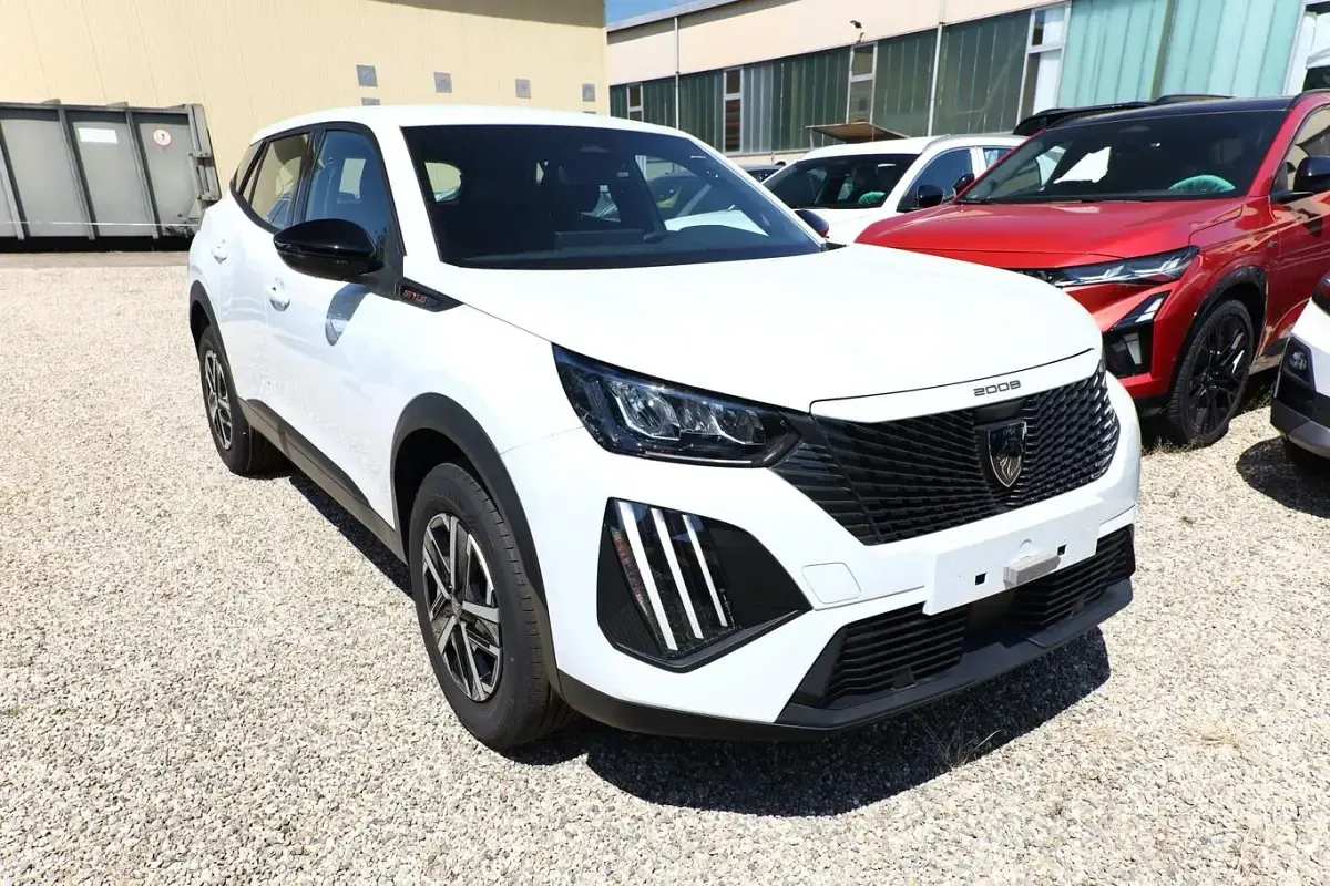 Neu Peugeot 2008 Style 101 PS (74 kW) 2026 Okenite weiß metallic SUV
