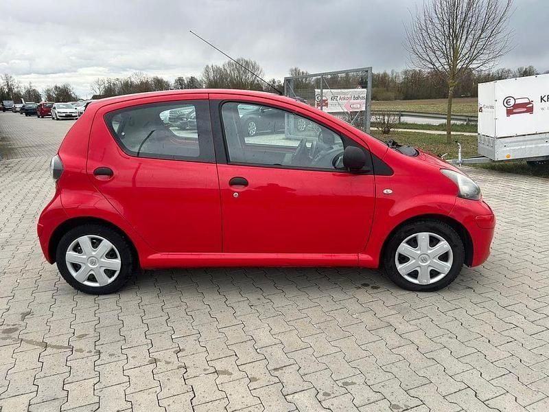 Gebraucht Toyota Aygo Basis 68 PS (50 kW) 2010 Rot Kleinwagen