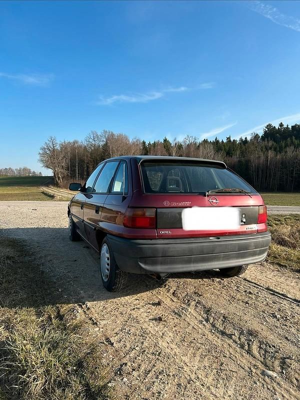 Second-hand Opel Astra 60 CP (44 kW) 1996 Roșu Berlinǎ