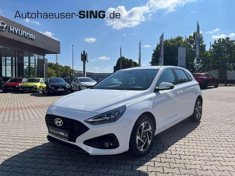 Serenity white pearl Neu 2025 Hyundai i30 Limousine | 24.790 € (Superpreis) - Bild 1/4