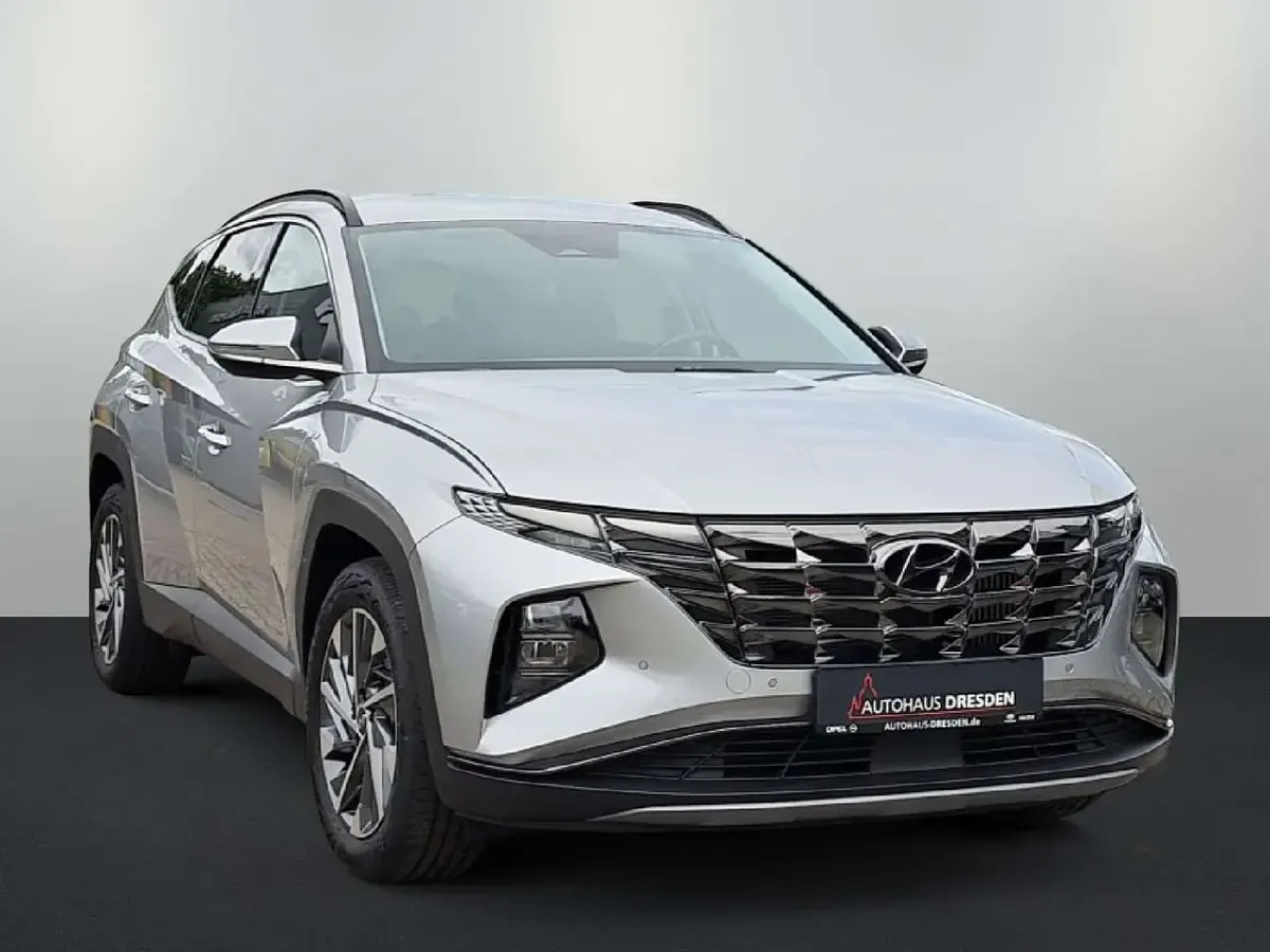 Gebraucht Hyundai Tucson 179 PS (131 kW) 2023 Shimmering silver / met SUV