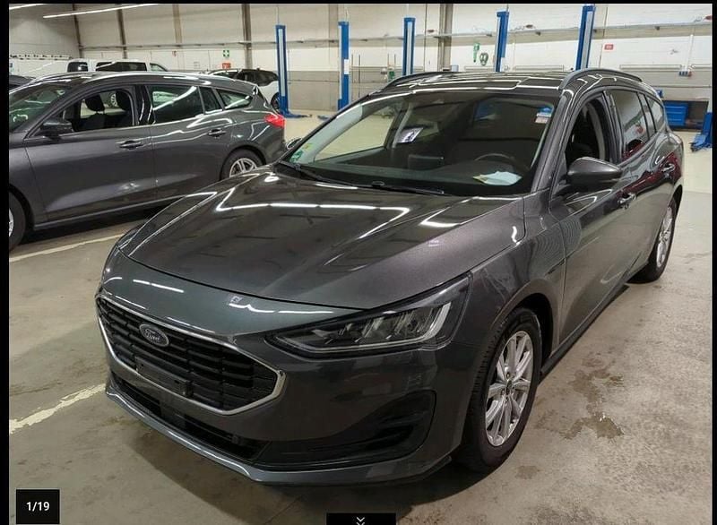Grau Gebraucht 2022 Ford Focus Limousine | 12.376 € (Guter Preis) - Bild 1/4