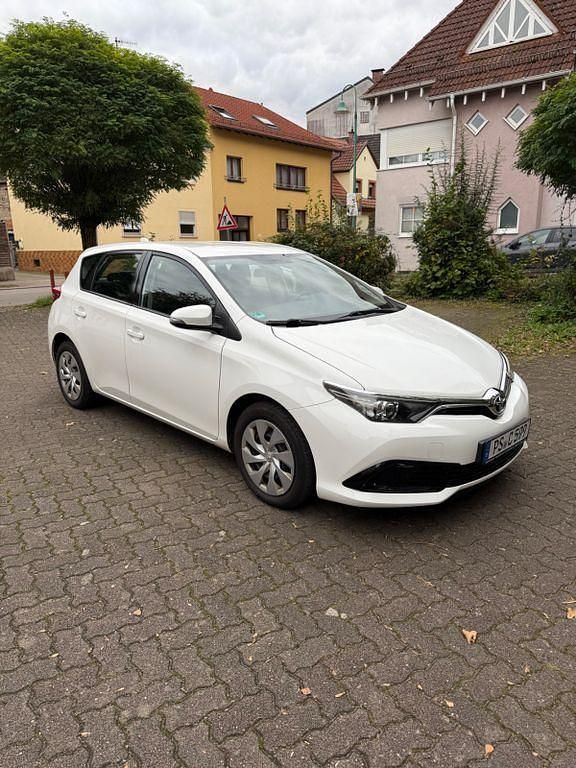 Weiß Gebraucht 2017 Toyota Auris Limousine | 8.990 € (Guter Preis) - Bild 1/4
