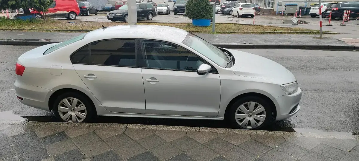 Używany VW Jetta 107 KM (78 kW) 2012 Szary Sedan/Limuzyna