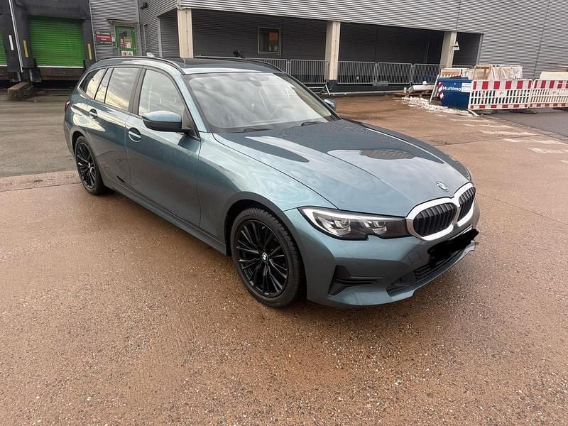 Grün Gebraucht 2020 BMW 320 Kombi | 19.200 € (Fairer Preis) - Bild 1/4