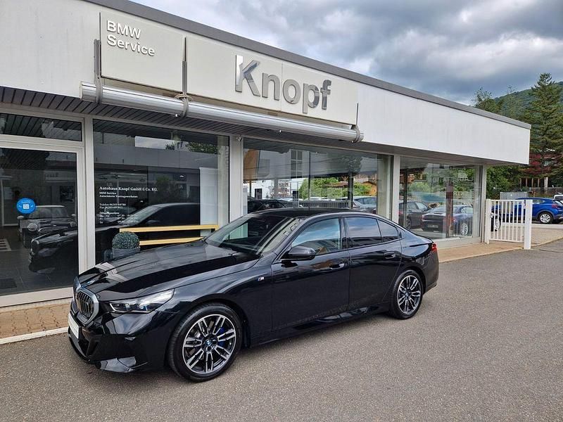 Schwarz Gebraucht 2023 BMW 520 M Sport Limousine | 52.900 € - Bild 1/4