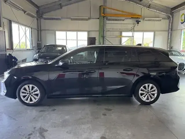 Używany Opel Astra Elegance 131 KM (96 kW) 2023 Czarny Hatchback