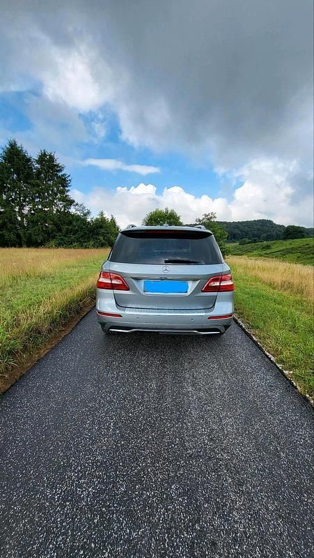 Grau Gebraucht 2013 Mercedes ML350 SUV | 16.000 € (Superpreis) - Bild 1/4
