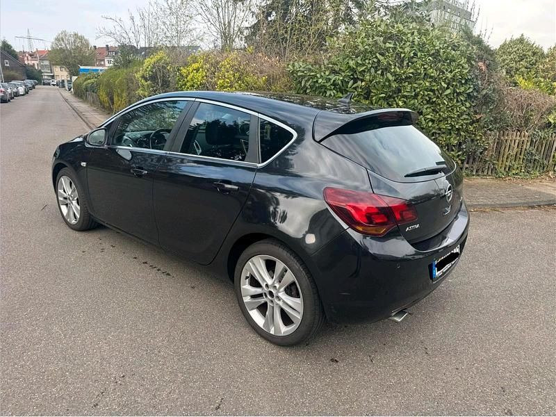 Gebraucht Opel Astra 140 PS (102 kW) 2011 Schwarz Limousine