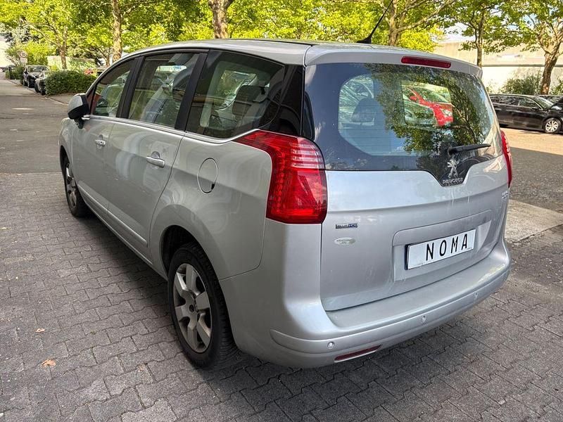 Silber Gebraucht 2016 Peugeot 5008 Van / Kleinbus | 7.259 € (Fairer Preis) - Bild 1/4