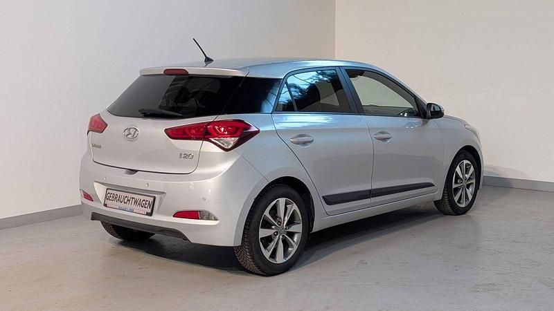 Gebraucht Hyundai i20 Passion 84 PS (61 kW) 2016 Silber Kleinwagen