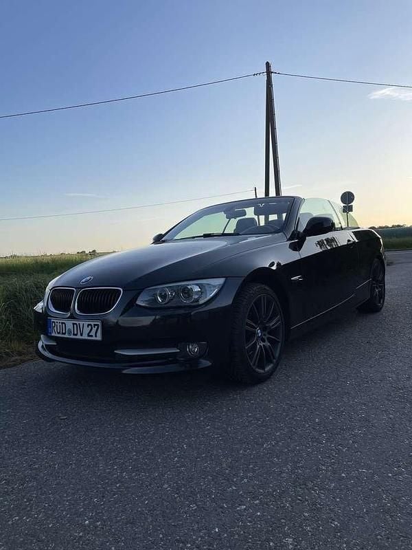 Schwarz Gebraucht 2011 BMW 320 Cabriolet Sport Line Cabrio | 10.790 € (Guter Preis) - Bild 1/4