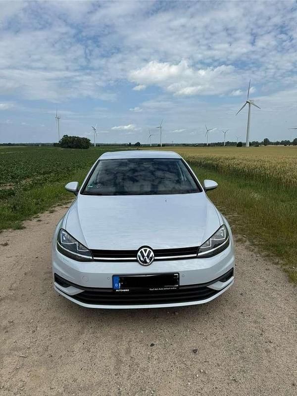 Grau Gebraucht 2017 VW Golf VII Trendline Kleinwagen | 8.700 € (Guter Preis) - Bild 1/4