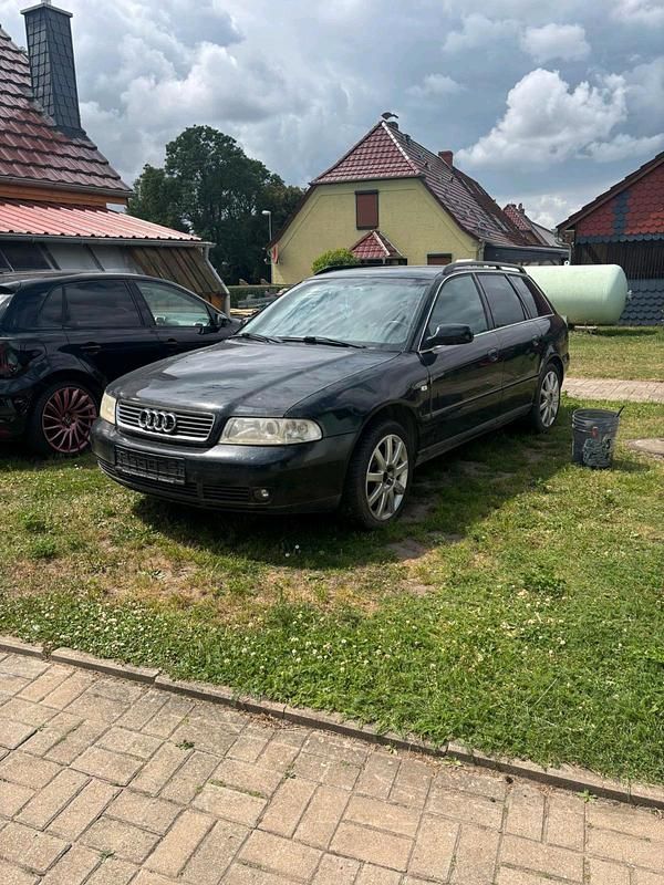 Schwarz Gebraucht 2000 Audi A4 Kombi | 1.950 € - Bild 1/4