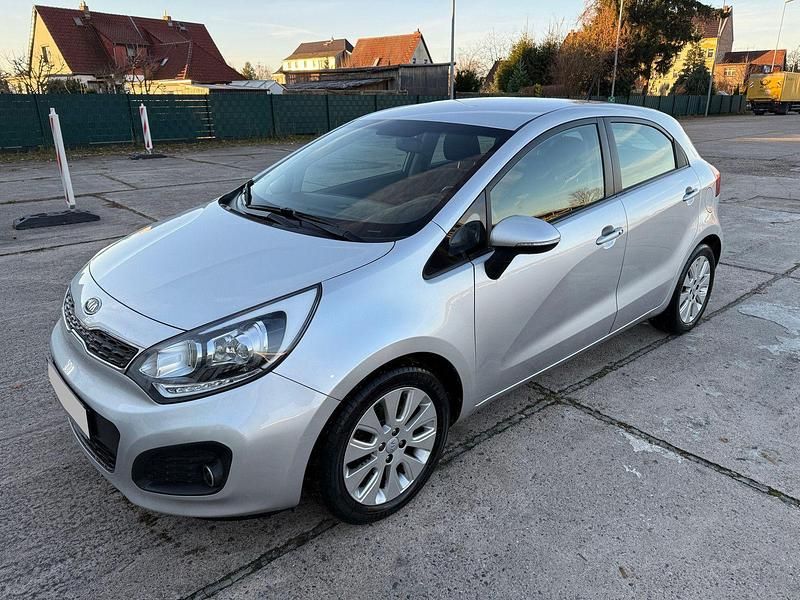 Silber (metallic) Gebraucht 2012 Kia Rio 2 Kleinwagen | 5.900 € (Teuer) - Bild 1/4