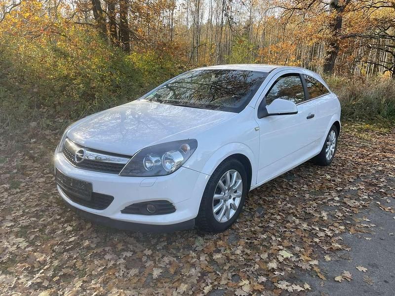 Weiß Gebraucht 2010 Opel Astra GTC Selection Limousine | 1.200 € (Superpreis) - Bild 1/4