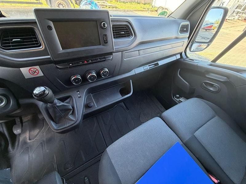 Second-hand Renault Master 179 CP (131 kW) 2023 Alb Monovolum