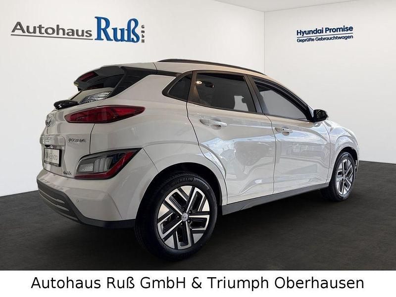 Gebraucht Hyundai Kona 100 kW (136 PS) 2023 Weiß SUV