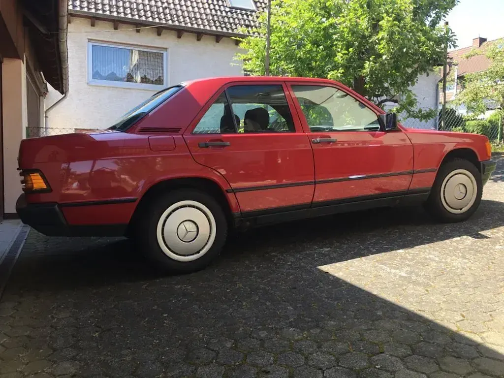 Gebraucht Mercedes 190 72 PS (52 kW) 1988 Rot Limousine