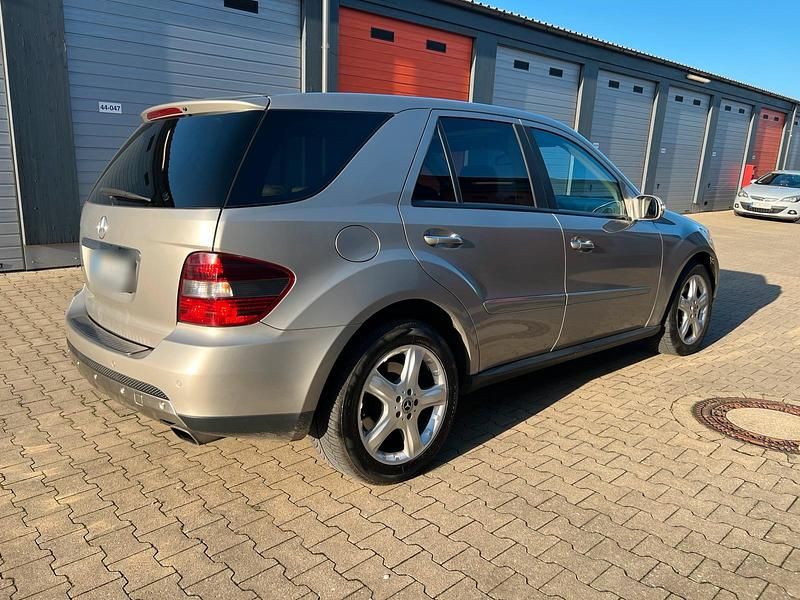 Gebraucht Mercedes ML320 254 PS (186 kW) 2008 Gold SUV