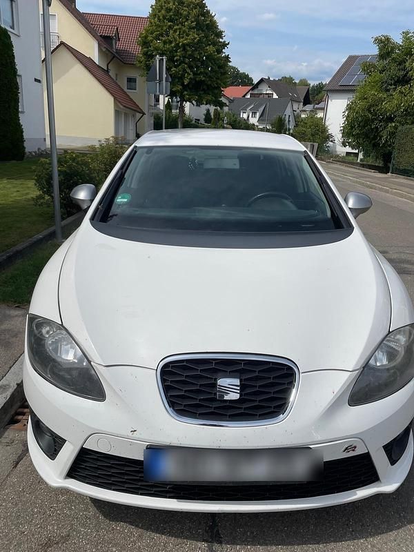 Weiß Gebraucht 2012 Seat Leon Style Limousine | 2.900 € (Superpreis) - Bild 1/4