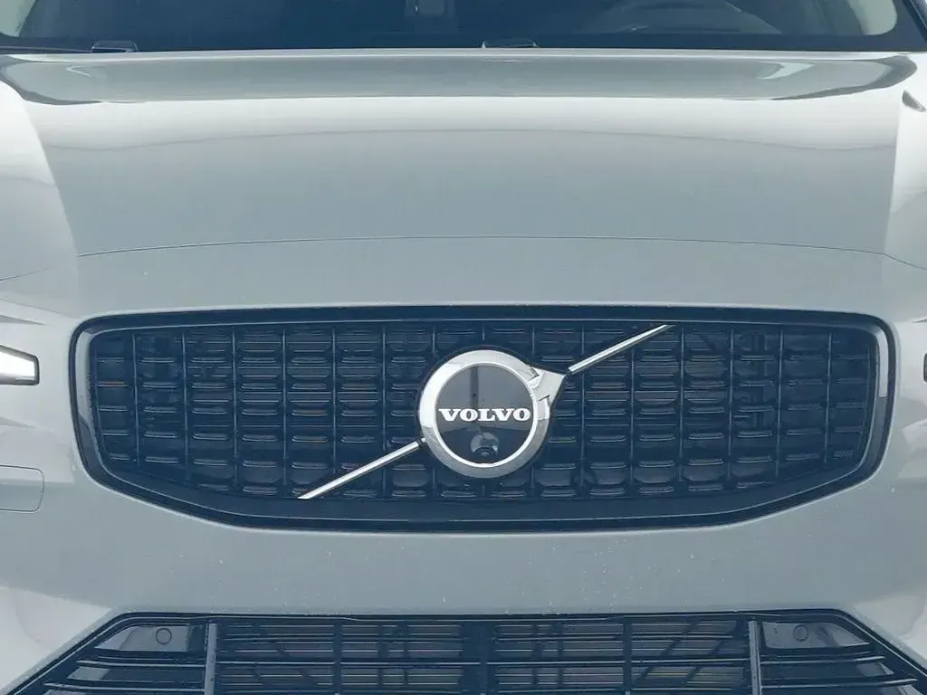 Gebraucht Volvo V60 Plus 197 PS (144 kW) 2025 Vapour grey Kombi
