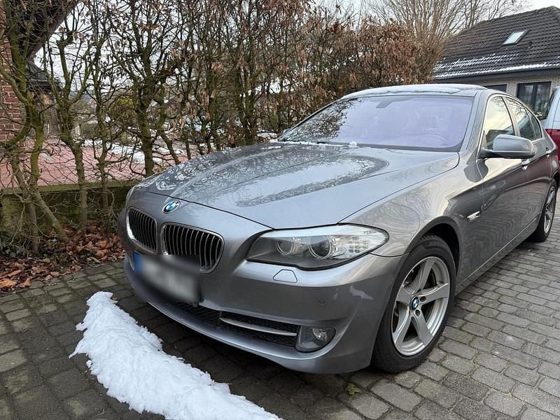 Grau Gebraucht 2013 BMW 520 Limousine | 8.450 € (Superpreis) - Bild 1/4