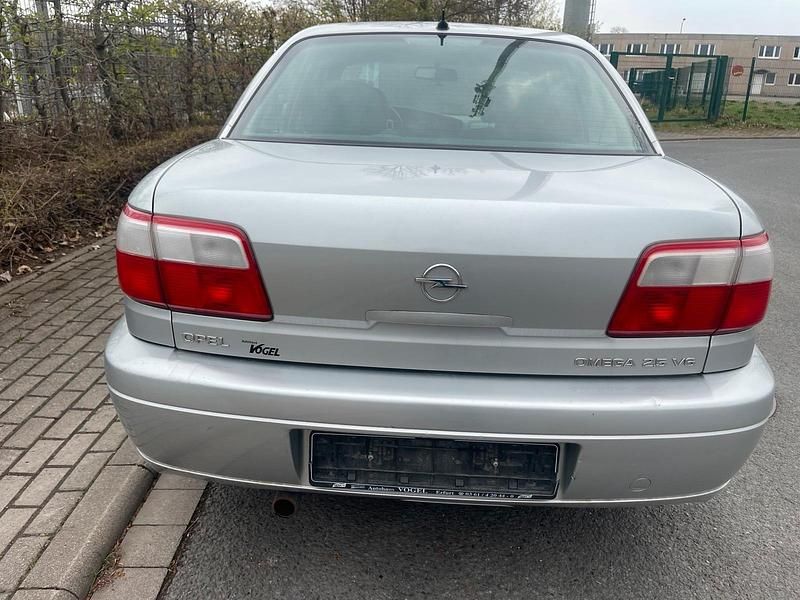 Second-hand Opel Omega 170 CP (125 kW) 2000 Argintiu Berlinǎ