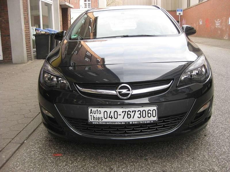 Karbonschw graphitschw midnigh Gebraucht 2014 Opel Astra Selection Kombi | 10.990 € - Bild 1/4
