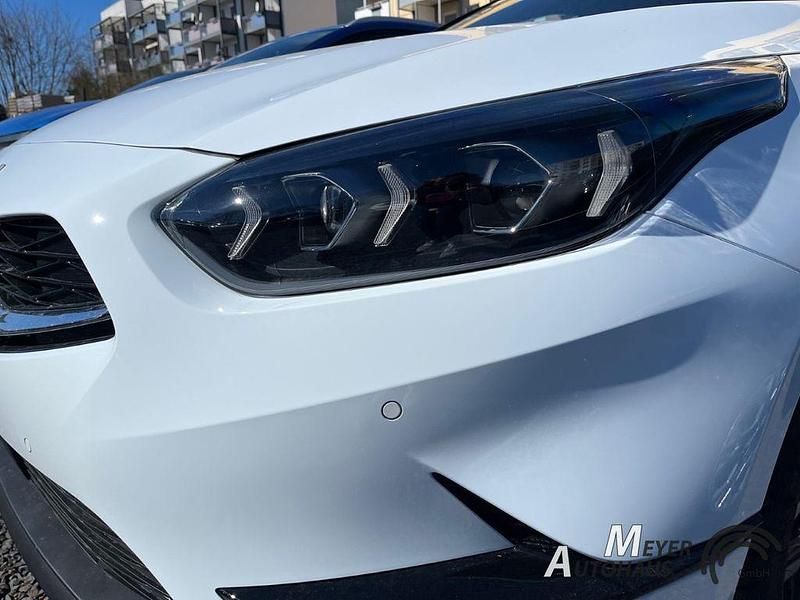 Neu Kia Ceed 140 PS (102 kW) 2025 Cararraweiss Kleinwagen