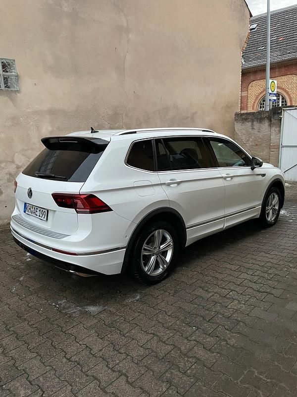 Weiß Gebraucht 2020 VW Tiguan Allspace R-line SUV | 27.500 € (Etwas zu teuer) - Bild 1/4