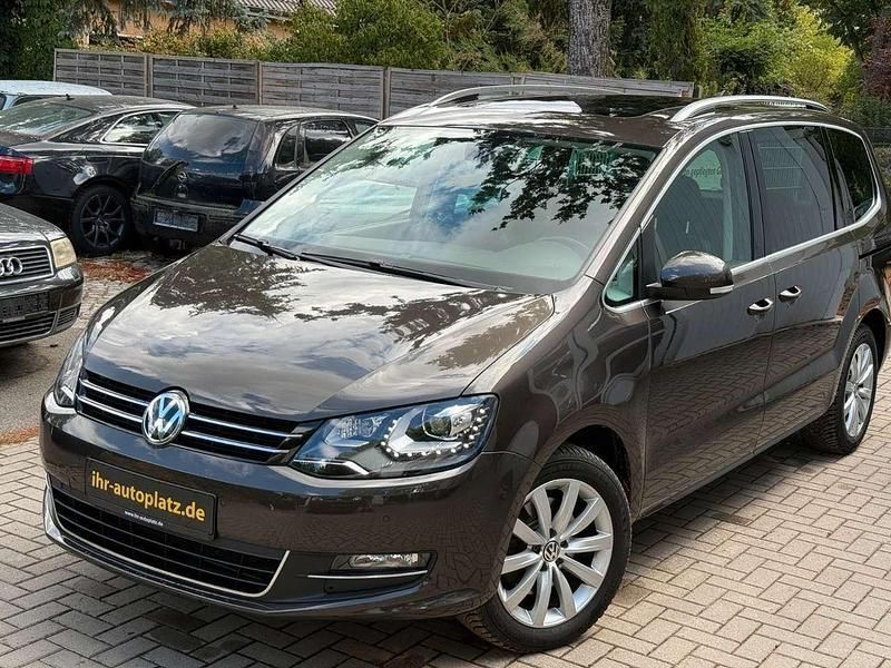 Black oak brown metallic Gebraucht 2017 VW Sharan Highline Van / Kleinbus | 23.490 € (Guter Preis) - Bild 1/4