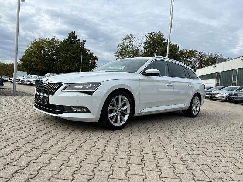 Moon weiss (metallic) Gebraucht 2018 Skoda Superb Premium Edition Kombi | 20.990 € (Etwas zu teuer) - Bild 1/4
