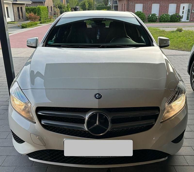 Weiß Gebraucht 2013 Mercedes A180 Limousine | 8.500 € (Guter Preis) - Bild 1/4